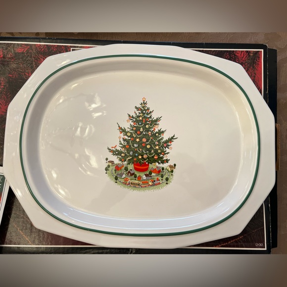 Pfaltzgraff Christmas Heritage oval platter, new in Box. - Picture 2 of 3